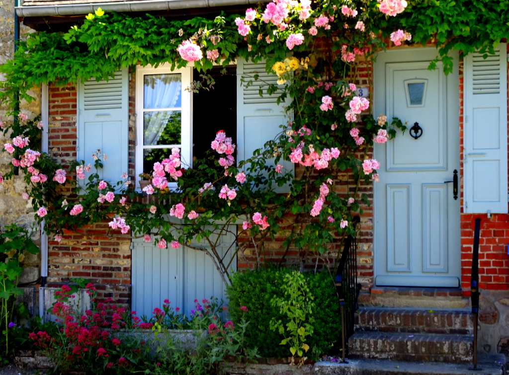 GERBEROY VILLAGE AUX MILLE ROSES GERBEROY VILLAGE AUX MILLE ROSES