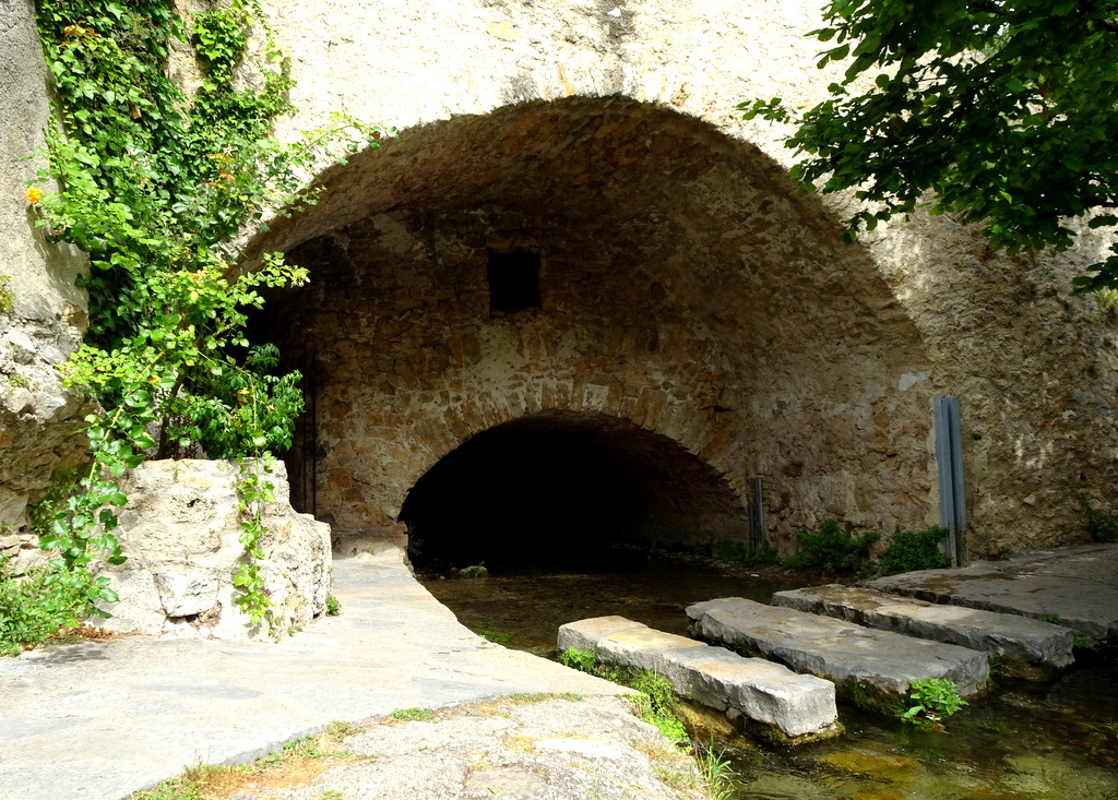 Explorer le village de Saint Guilhem Explorer le village de Saint Guilhem