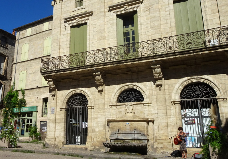 La maison consulaire sur la place Gambetta La maison consulaire sur la place Gambetta - Pézenas