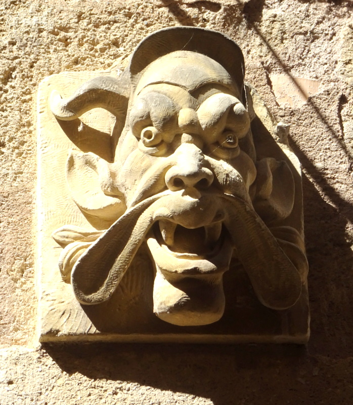 Les statuettes perchées sur les bâtiments et fontaines Les statuettes perchées sur les bâtiments et fontaines