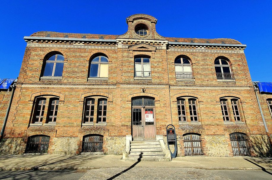 Cité Menier à Noisiel cité ouvrière Ecole Menier Noisiel