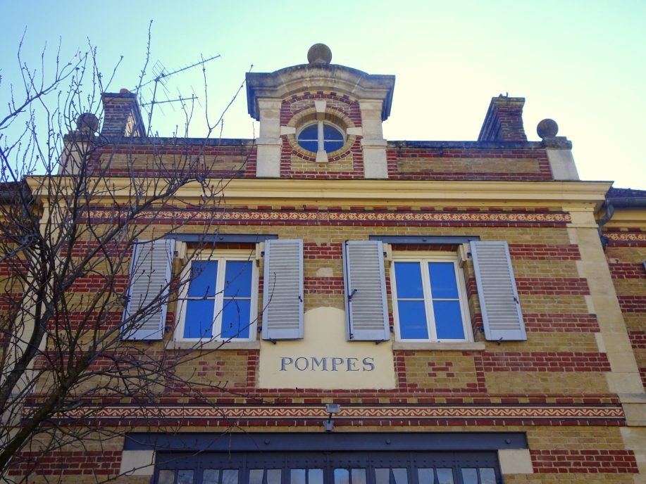 Cité Menier à Noisiel cité ouvrière Bâtiment des Pompes Menier
