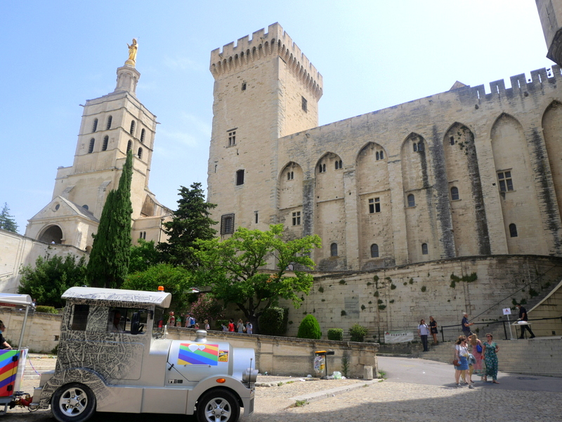 Le Rocher et la cathédrale des Doms Le Rocher et la cathédrale des Doms
