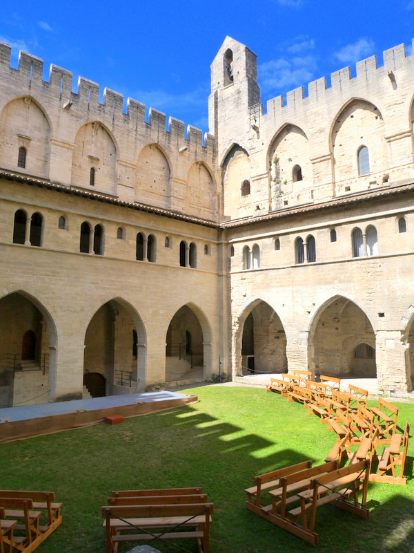 Cloitre du Palais des Papes Cloitre du Palais des Papes