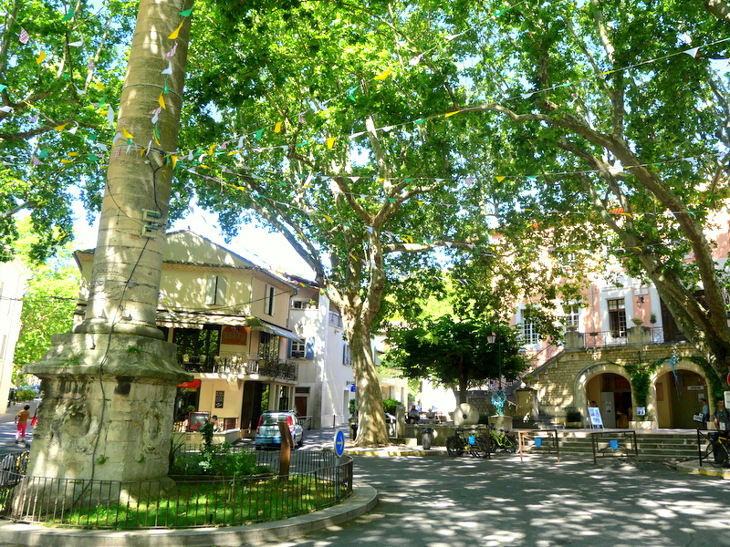 Fontaine-de-Vaucluse la place Fontaine-de-Vaucluse la place