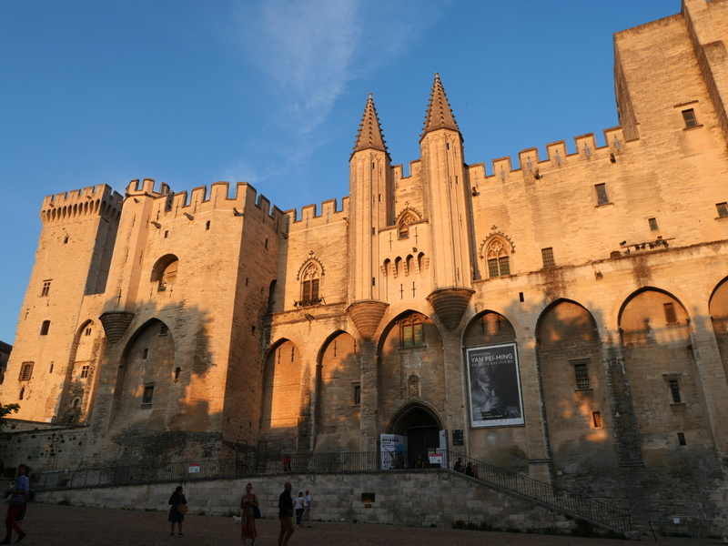 Découvrir la Cité des Papes en soirée Découvrir la Cité des Papes en soirée