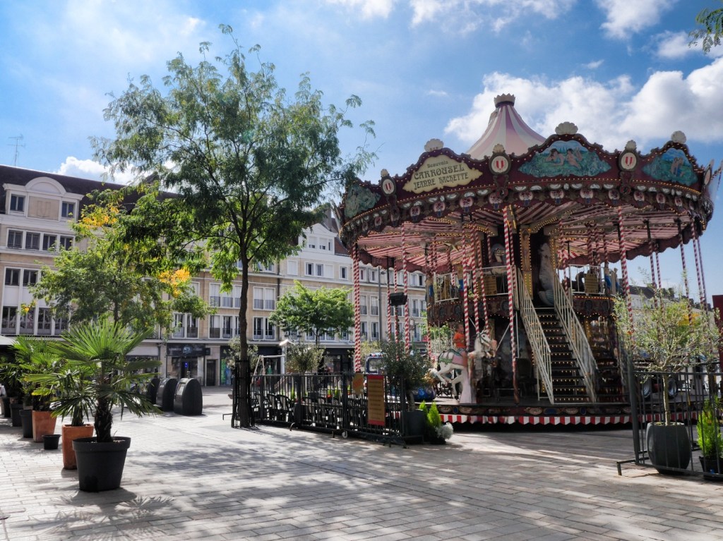 Visiter Beauvais - place centrale Visiter Beauvais - place centrale