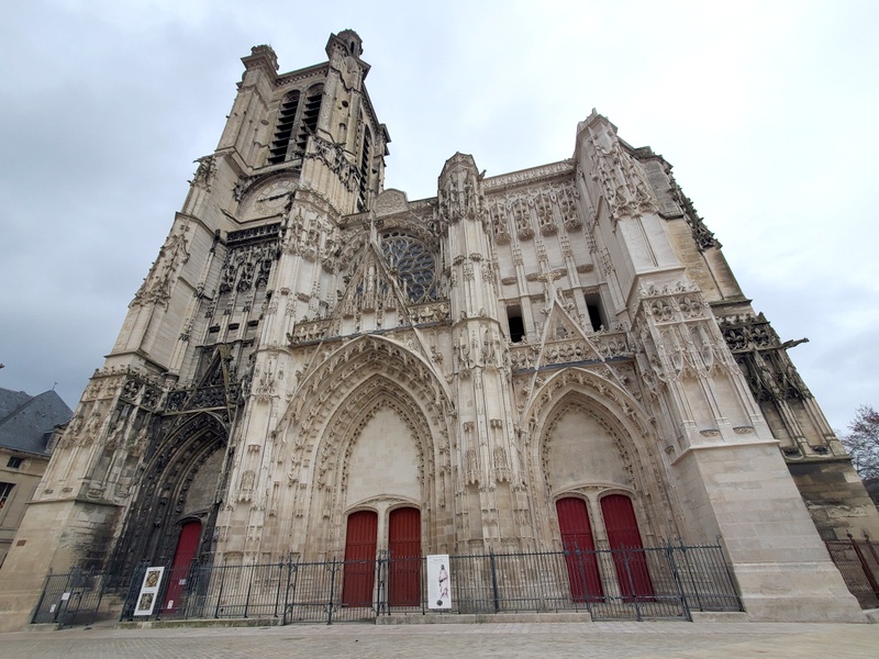 La cathédrale Saint-Pierre Saint-Paul La cathédrale Saint-Pierre Saint-Paul