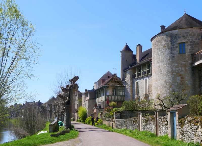 Noyers-sur-Serein tours Noyers-sur-Serein tours