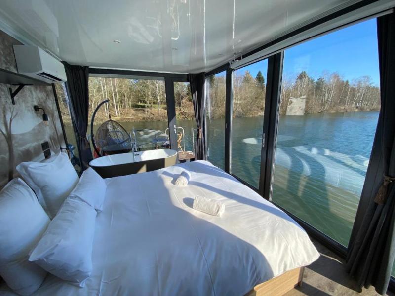 Hébergements insolites en Seine-et-Marne : maison flottante Escale Royale Saint Fargeau : hébergement insolite en Seine-et-Marne