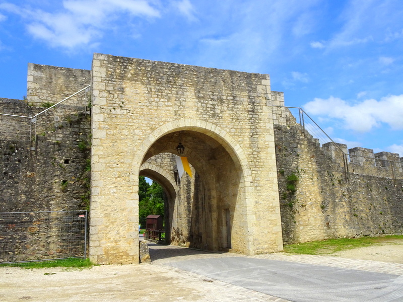 Provins remparts porte Saint jean Provins remparts porte Saint jean