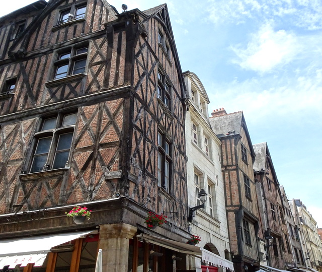 Les maisons à pans de bois du Vieux Tours La célèbre Place Plumereau et les maisons à pans de bois du Vieux Tours