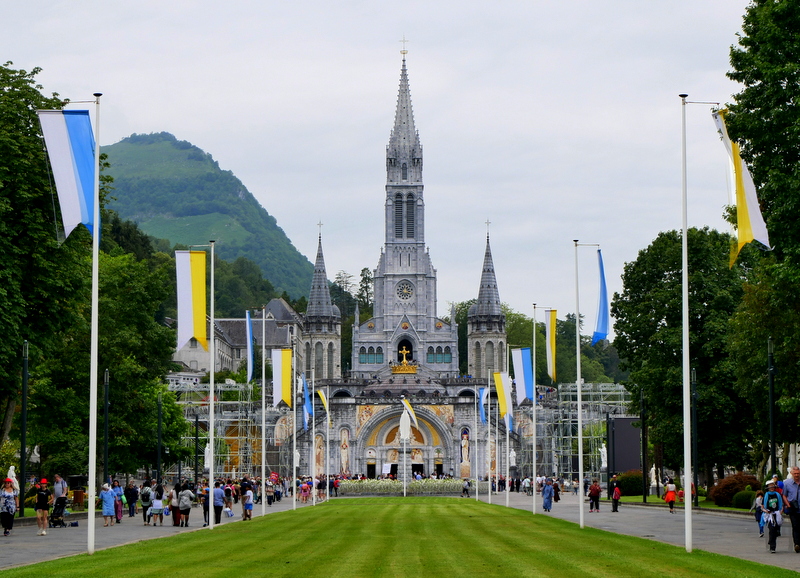 Le sanctuaire de Lourdes Le sanctuaire de Lourdes