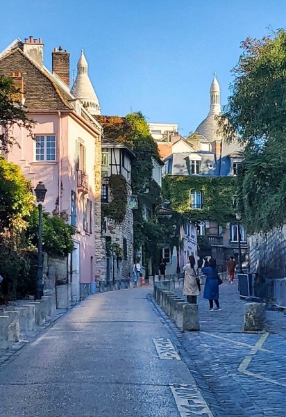 Visiter Montmartre - la rue de l'Abreuvoir Visiter Montmartre - la rue de l'Abreuvoir