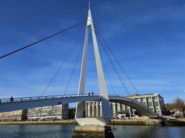 Le bassin du commerce et sa passerelle Le bassin du commerce et sa passerelle