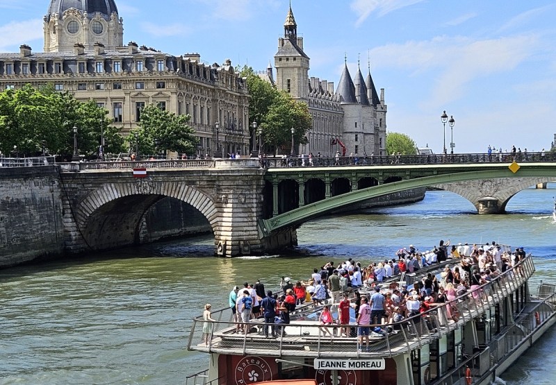 Croisière "Happy Hour" sur la Seine Croisière "Happy Hour" sur la Seine