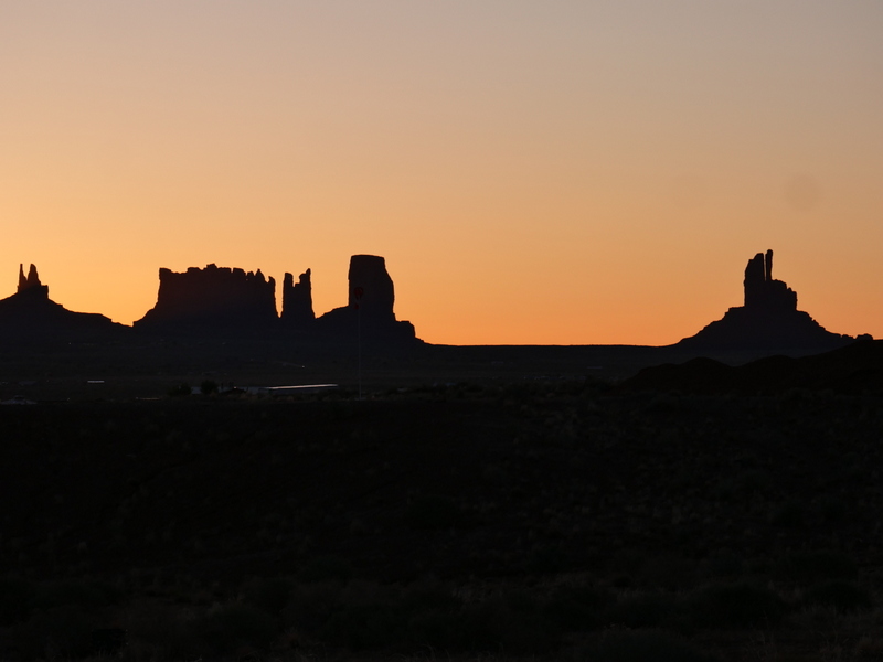 Lever de soleil sur Monument Valley Lever de soleil sur Monument Valley