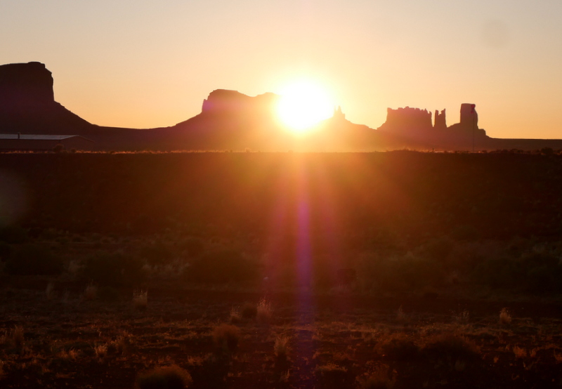 Lever de soleil sur Monument Valley Lever de soleil sur Monument Valley