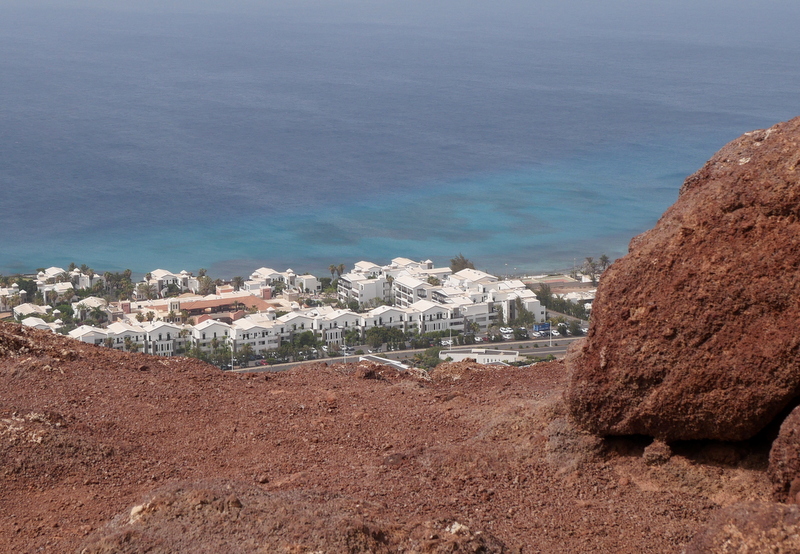 Montaña Roja - vue sur Playa Blanca Montaña Roja - vue sur Playa Blanca