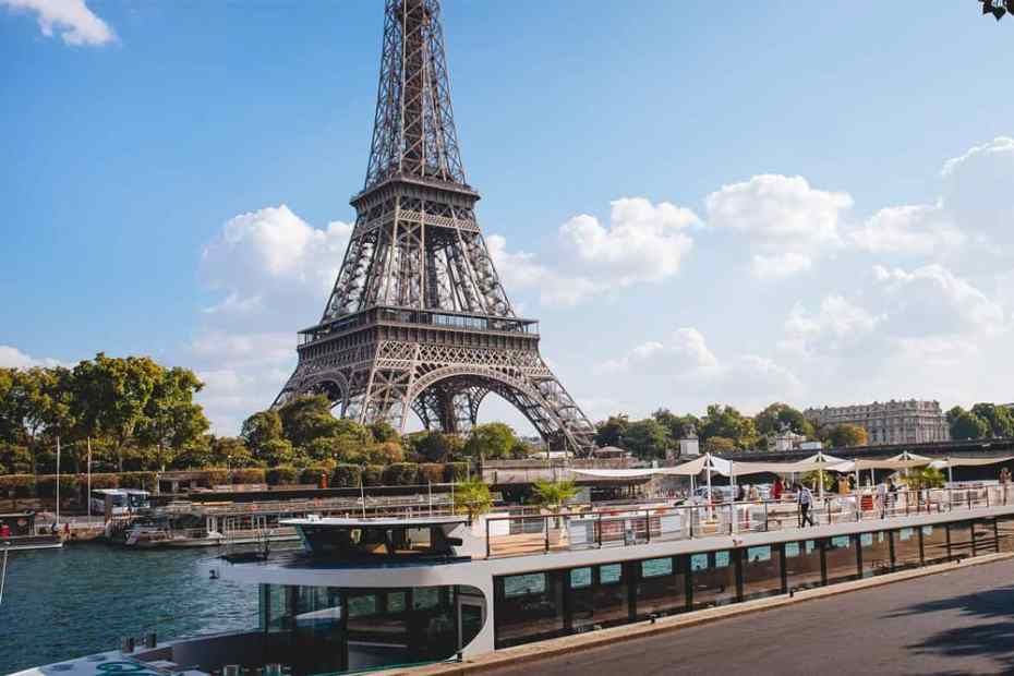 Activités romantiques à Paris : Dîner-croisière à Paris avec le Diamant Bleu Activités romantiques à Paris : Dîner-croisière à Paris avec le Diamant Bleu