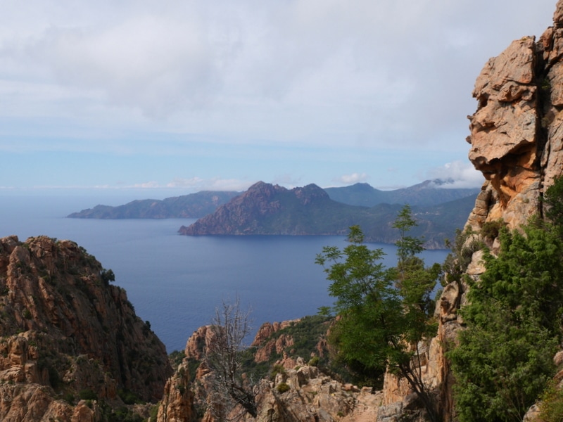 Sentier avec vue sur les Calanques de Piana Calanques de Piana- Golfe de Porto
